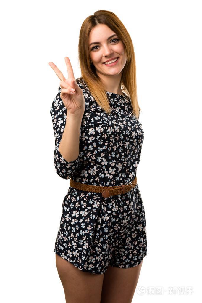 年轻漂亮的女孩做胜利手势