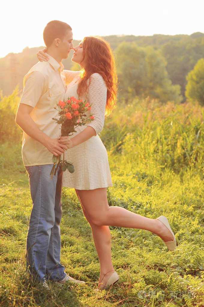 在田野里拥抱几个年轻的爱人