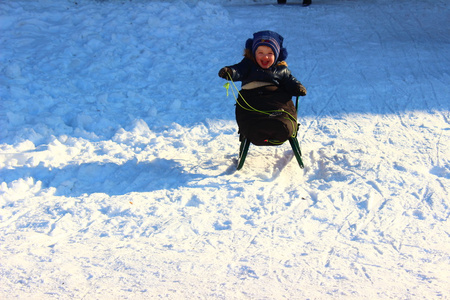 小男孩在雪橇上