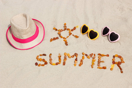 太阳与 word 夏天和配件的假期在海滩上的沙子的形状