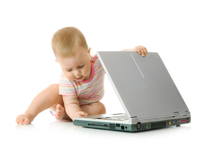 带笔记本电脑的小婴儿