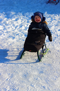 小男孩在雪橇上