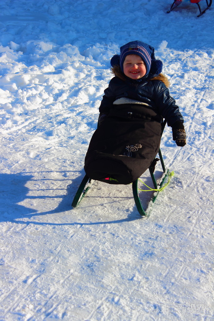 小男孩在雪橇上
