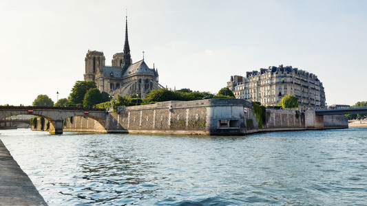 巴黎圣母院大教堂和塞纳河河