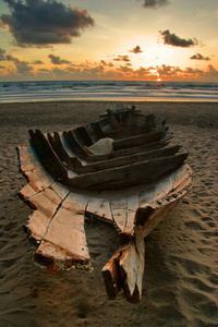 海滩上的旧船