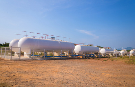 汽油储存在工业厂房中的天然气储存罐照片