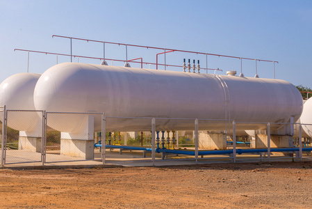 在工业厂房中的天然气储存罐照片