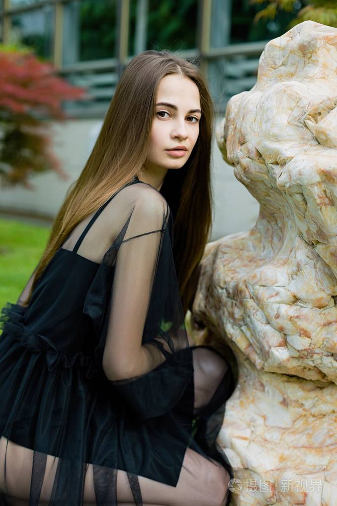 黑裙子的年轻女人