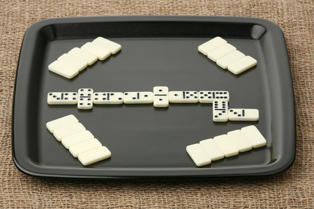 多米诺骨牌 domino的名词复数 