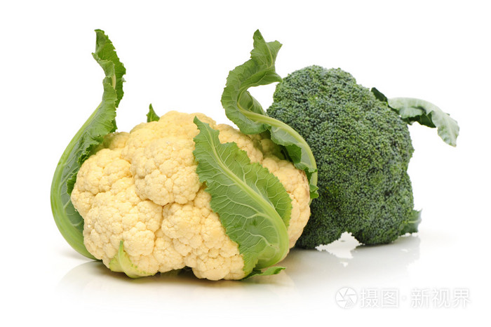 在白色背景上孤立的西兰花