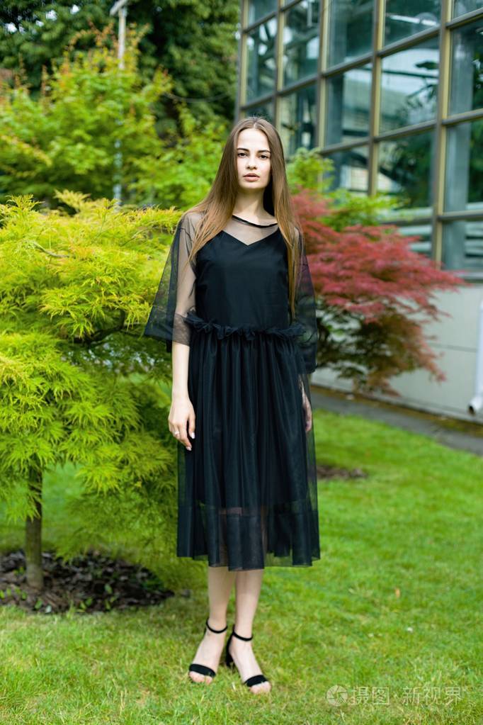 黑裙子的年轻女人