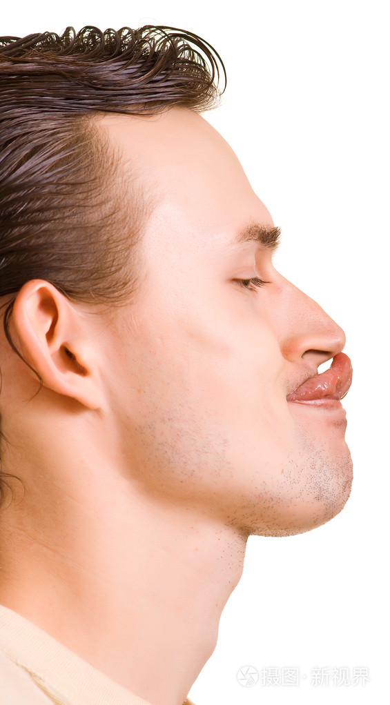 男人伸出长长的舌头鼻尖