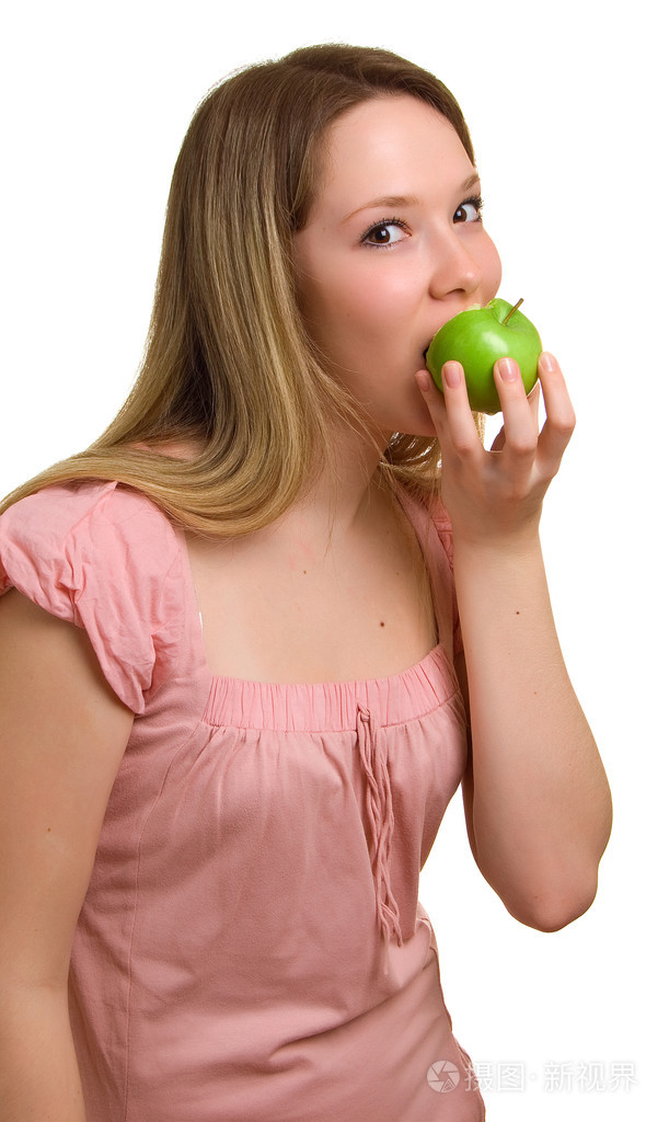 年轻漂亮的女孩吃绿苹果