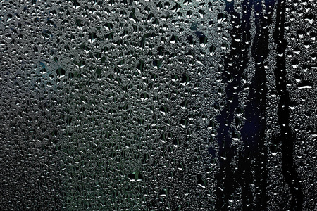 雨落在窗户玻璃