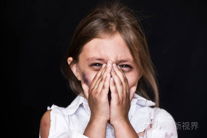 照片 一个小女孩哭,捂着脸上黑孤立的特写肖像.社会观念.jpg