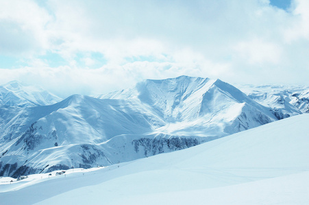 冬天大雪下的高山