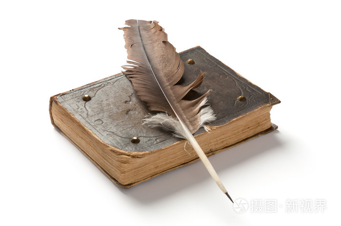 古老的书和一支钢笔在白色背景上