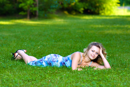 躺在绿草上的年轻女子