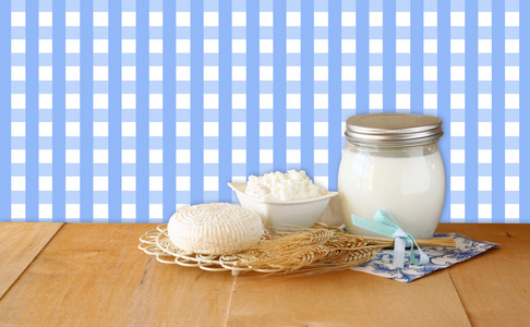 Tzfatit 奶酪 小屋和复古的农村背景的木桌上的牛奶。犹太节日五旬节概念
