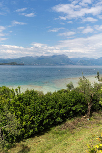 海岸的西尔米奥半岛划分下半部分的加尔达湖的景观。这是一个著名的度假地方很长时间在意大利北部