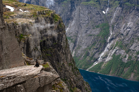 Trolltunga 在冷冻法，Ringedalsvatnet 湖，挪威夏天视图