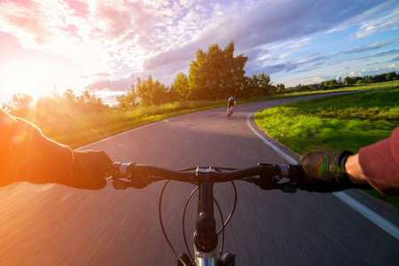 奥运自行车骑自行车第一人称视角.奥运自行车道向太阳照片