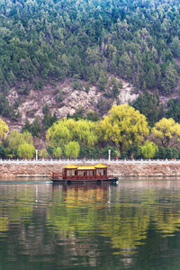 船在彝族河和绿色东方山的视图