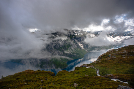 Trolltunga 在冷冻法，Ringedalsvatnet 湖，挪威夏天视图