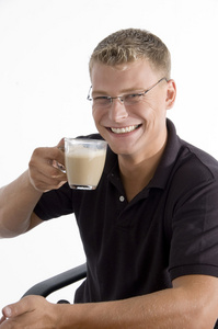 年轻人喜欢喝咖啡