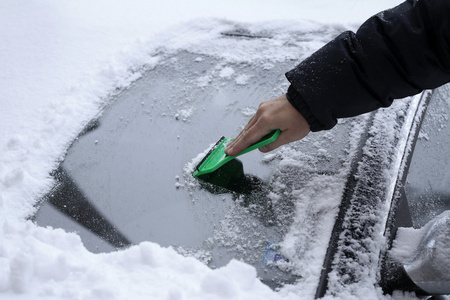 从汽车挡风玻璃除雪照片