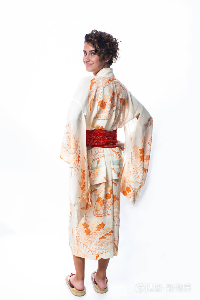 美国亚裔青少年穿着她的祖先和服