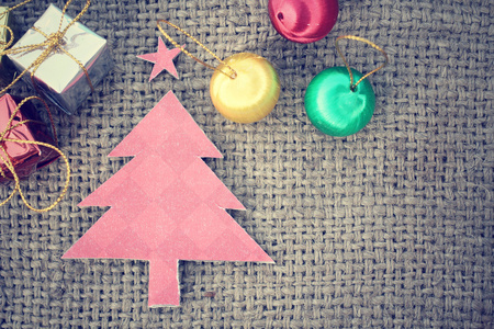 纸圣诞树和礼物