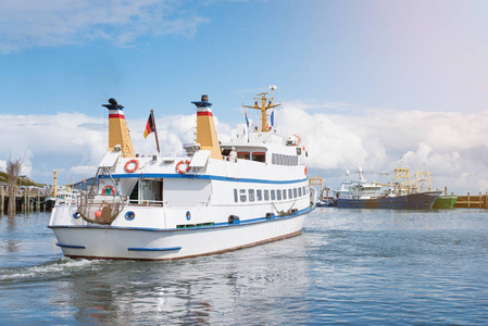 游览船离开港口在叙尔特岛岛德国下蓝色夏日的天空
