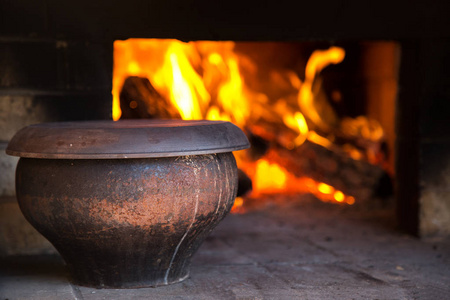 火在旧的传统的俄国村庄烤箱的乡村风格。锅的汤附近燃烧的木柴