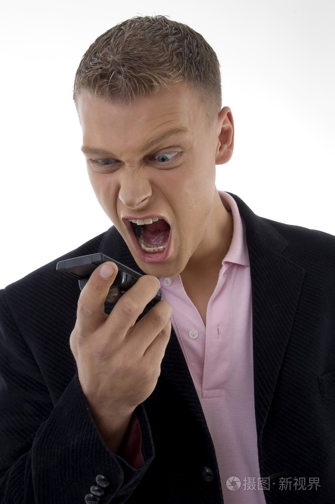 年轻的高管在手机上大声喊叫