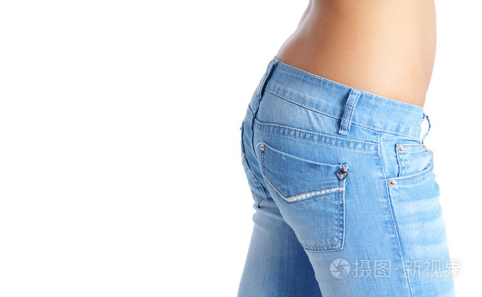 性感晒黑的女人肚皮镜头在工作室