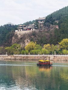 对东龙门山石窟宝塔