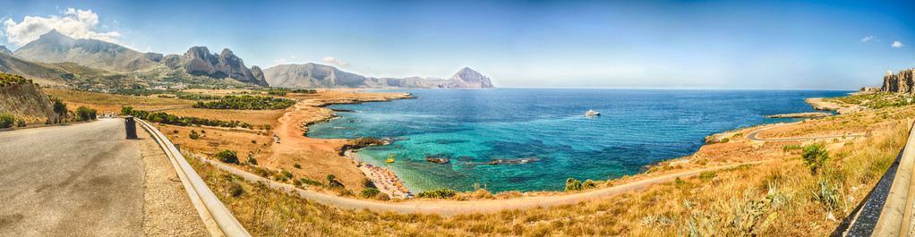 在西西里的海岸线和 Cofano 山的全景视图