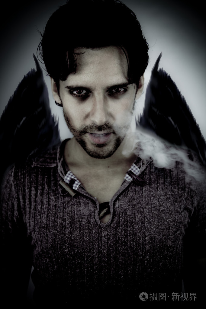 与黑色的翅膀和烟人恶魔