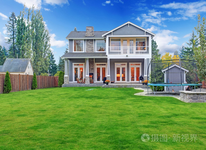 豪华的房子外观.后院视图