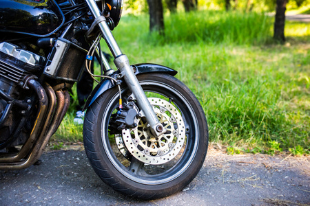 摩托车拨叉一辆摩托车的前轮照片