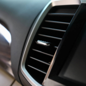 在车里，豪华车的内饰部分的凉爽的空气条件