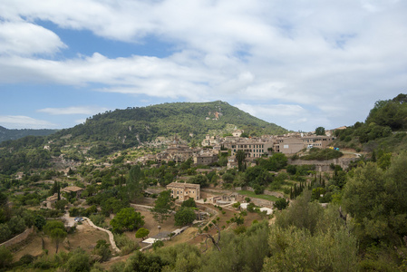 查看关于山区村 valldemossa，马略卡岛，西班牙