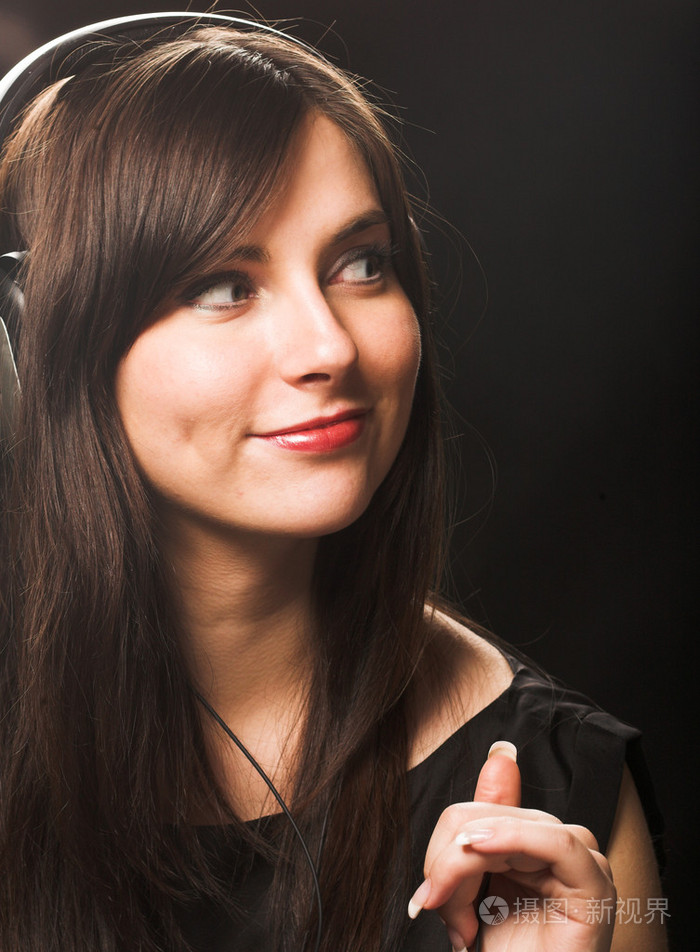 漂亮的耳机女孩