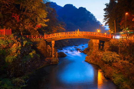 新京桥在秋天期间在日航在晚上