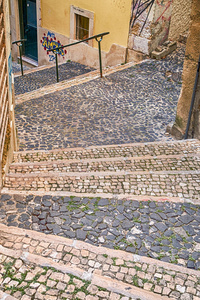 在葡萄牙里斯本的城市街道狭窄的鹅卵石楼梯