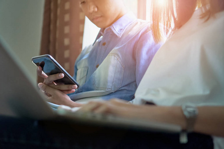 办公室玩手机图片