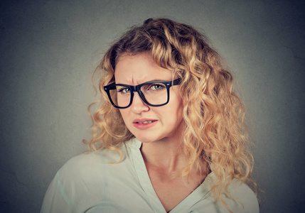 厌恶的女人看着相机照片