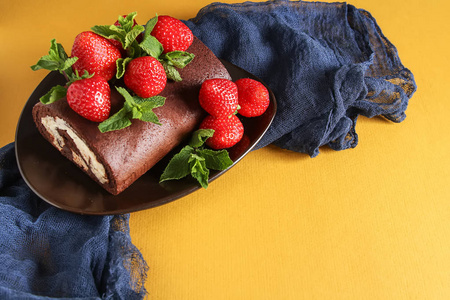 美味的自制巧克力蛋糕草莓和薄荷。Da