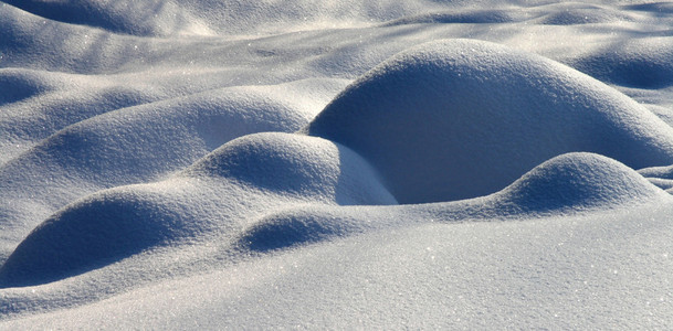 为风所吹集的雪堆